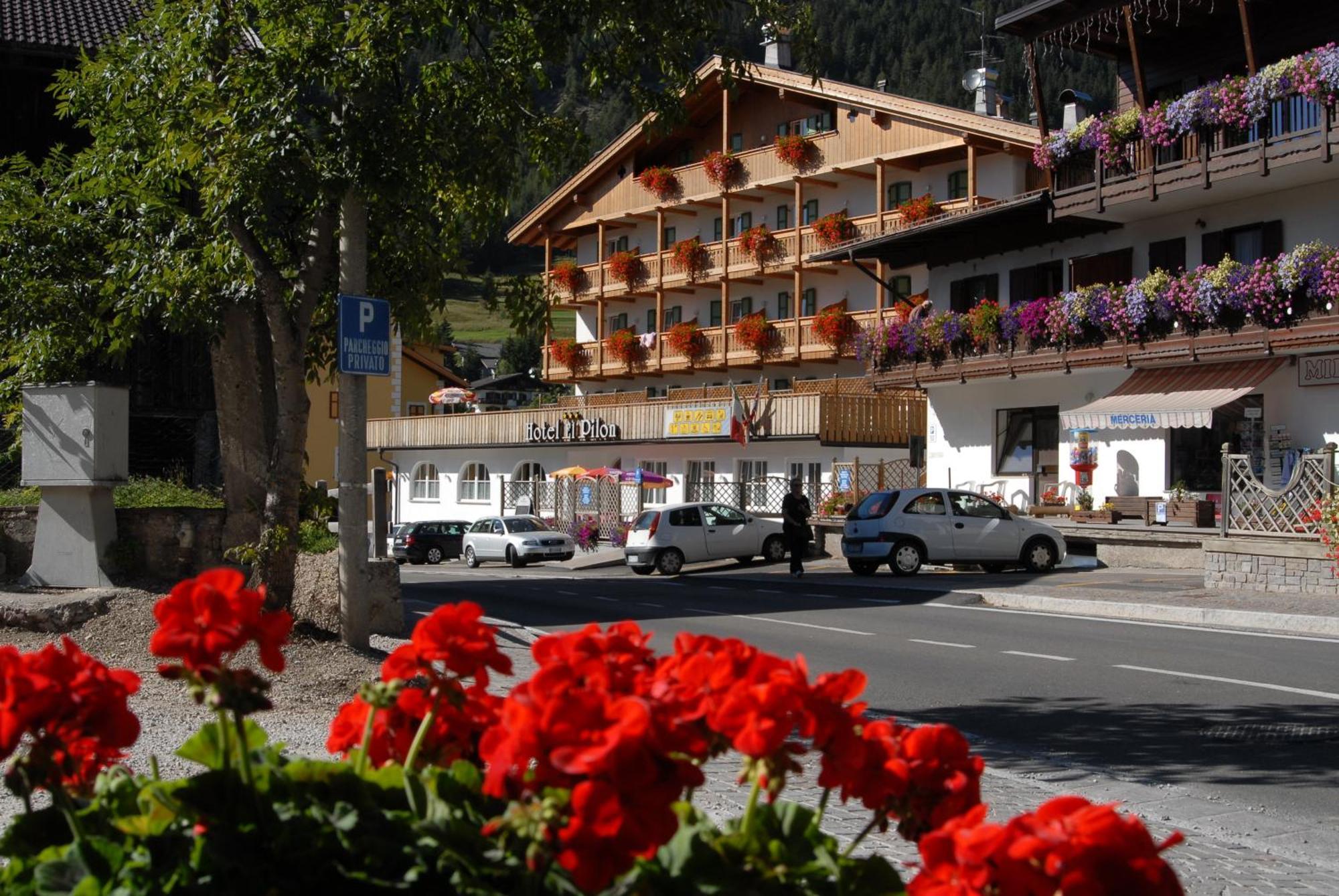 Hotel El Pilon Pozza di Fassa Exterior photo